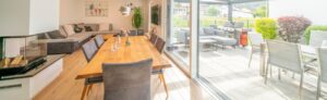 MYM Hausbau Blog 6 Auf dem Bild ist ein offener und sehr gemütlicher Wohnraum mit Esszimmer zu sehen.
