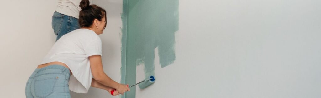 Junge Bauherren machen gerade Eigenleistungen - dazu zählt das Streichen der Innenwände.