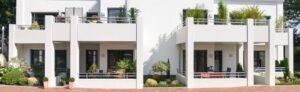 MYM Hausbau Blog 4 Auf dem Bild ist die Hausbaufront eines Mehrfamilienhauses ohne Keller zu sehen.