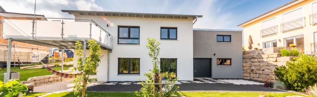 Stadtvilla - Wohnen im urbanen Stil 4 Auf dem Bild ist eine modern und neugebaute Stadtvilla in Massivbauweise zu sehen.