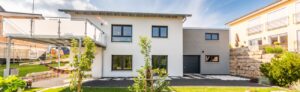 MYM Hausbau Blog 8 Auf dem Bild ist eine modern und neugebaute Stadtvilla in Massivbauweise zu sehen.