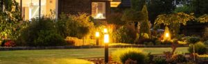 MYM Hausbau Blog 5 Das Bild zeigt eine effektive und einladende Lichtplanung in einem sehr gepflegten Hintergarten.