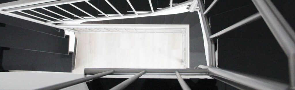 Treppe zum Glück - MYMassivhaus Verkaufsprozess 10 Hier sieht man eine moderne, schwarze Granittreppe, die nach unten führt.