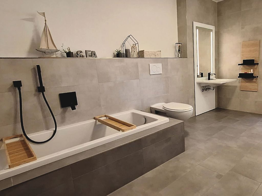 Großes Bad mit Badewanne